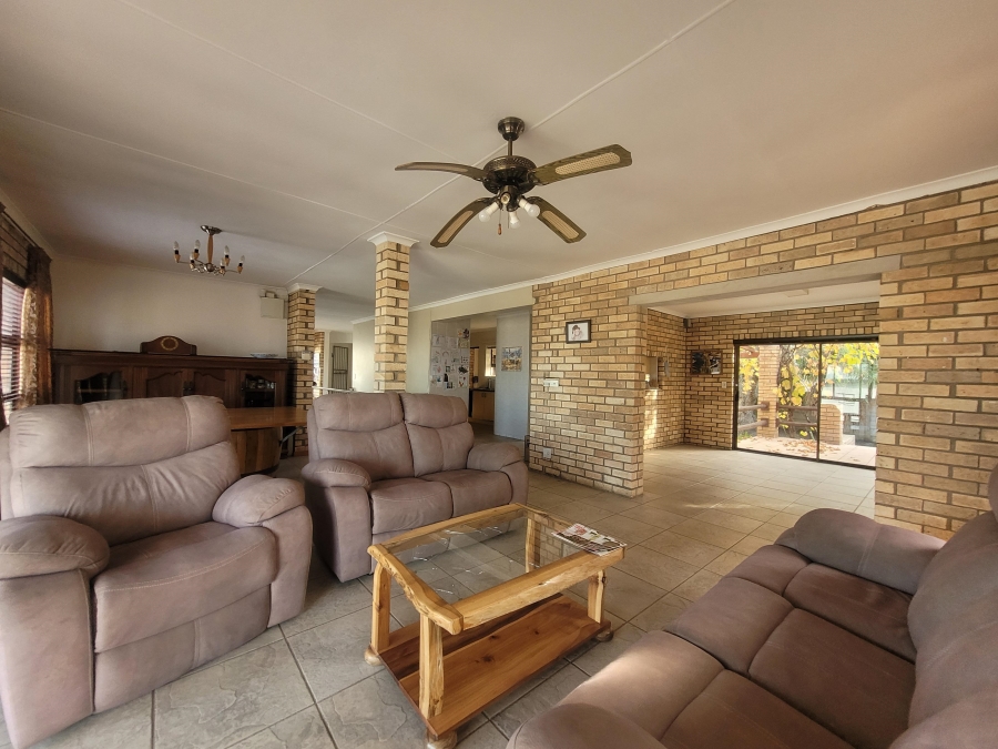 To Let 4 Bedroom Property for Rent in Wavecrest Eastern Cape